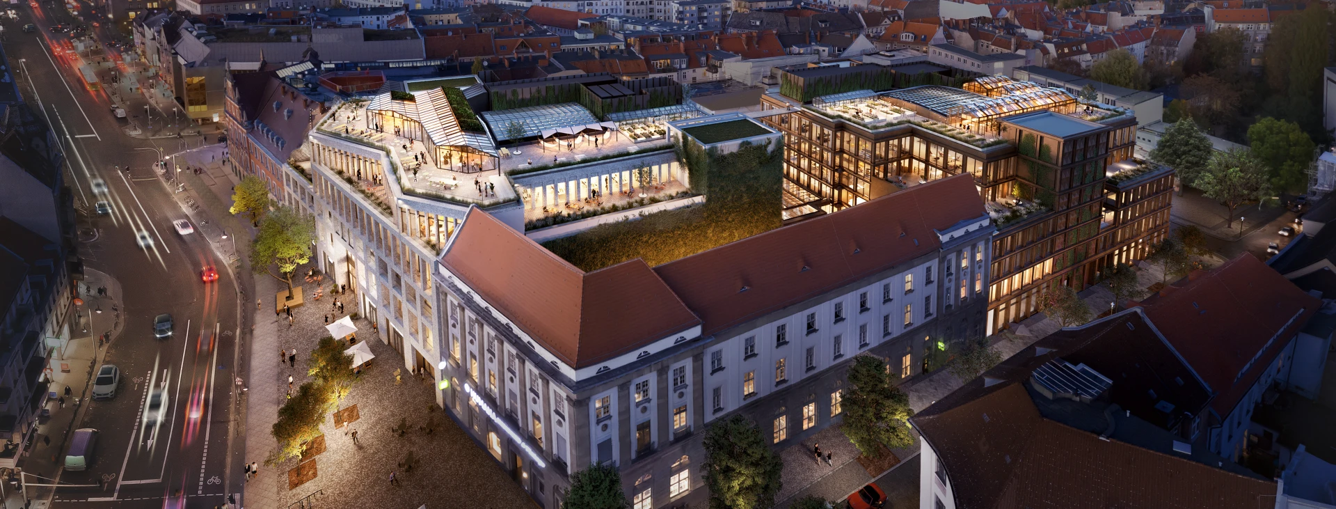 Architektonische Visualisierung eines modernen Gebäudekomplexes in einer Stadt bei Nacht, mit beleuchteten Terrassen, begrünten Fassaden und einem offenen Dachbereich, umgeben von historischen Gebäuden und einer belebten Straße mit Lichtspuren vorbeifahrender Autos