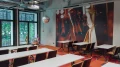 Detailaufnahme der Wandgrafik im Disco Stage mit schimmernden Schlaghosen und Retro-Outfits, im Vordergrund flexible Bestuhlung.
