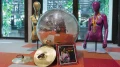Große silberne Diskokugel hängt von der Decke über dem Konferenzbereich des Disco Stage, Stuhlreihen und bunte Teppichfliesen sichtbar.