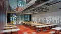 Detailaufnahme der Wandgestaltung im Disco Stage mit Fokus auf glitzernde Schlaghosen und Retro-Elementen, flexible Tischanordnung im Vordergrund.