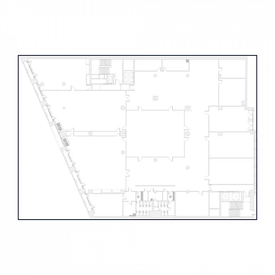 Detaillierter Grundriss eines Gebäudes mit verschiedenen Räumen und Gängen. Das Layout zeigt Treppen, Türen und Raumbezeichnungen in einer klaren, technischen Zeichnung.