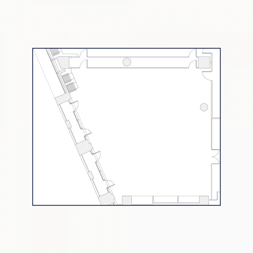 Grundriss der Seebühne mit markierten Eingängen und Raumstruktur.