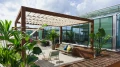 Moderne Dachterrasse mit hölzernem Pergola, eingebettet in üppige Pflanzen, mit Blick auf umliegende Gebäude.