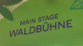 Detailansicht der grünen Wandbeschriftung mit dem Schriftzug „Main Stage Waldbühne“.