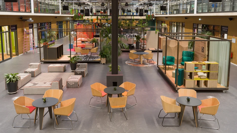 Übersicht des kreativen Meetingbereichs mit verschiedenen Sitzgruppen im smartvillage Köln