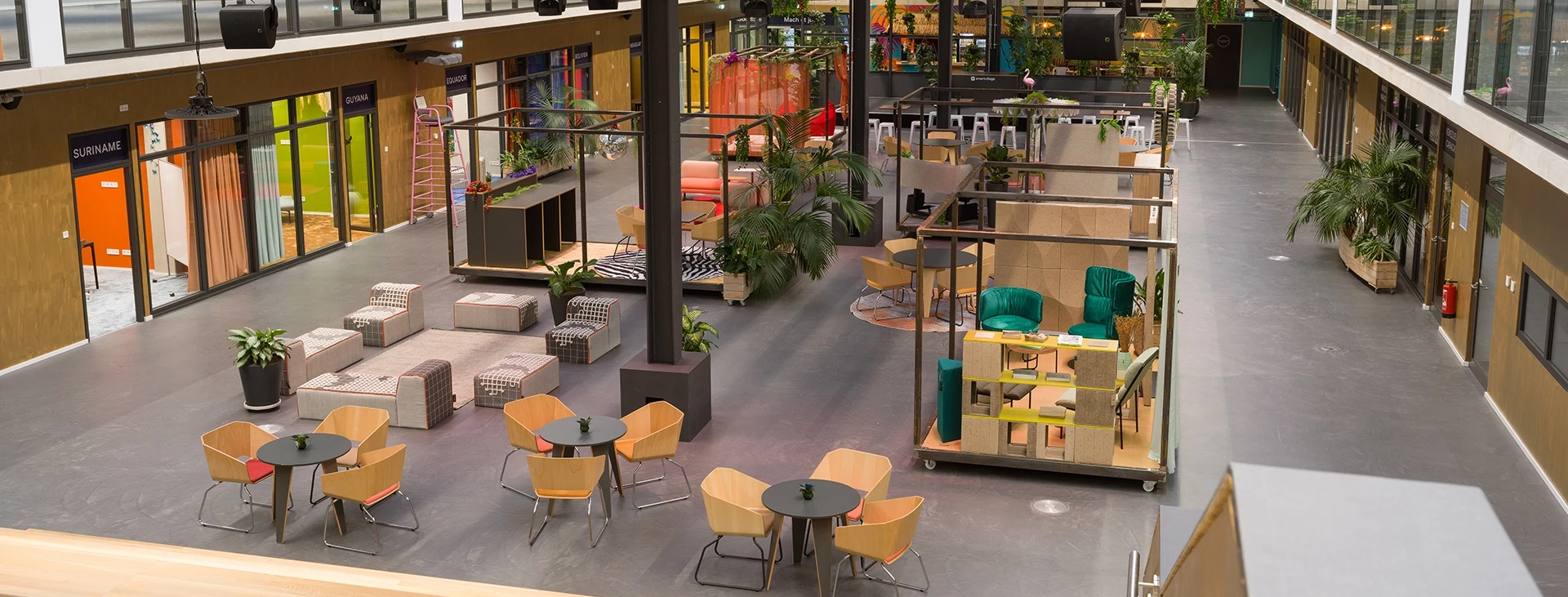 Weitläufige Eventfläche mit flexiblen Arbeitsinseln und Workshop-Zonen im smartvillage Köln