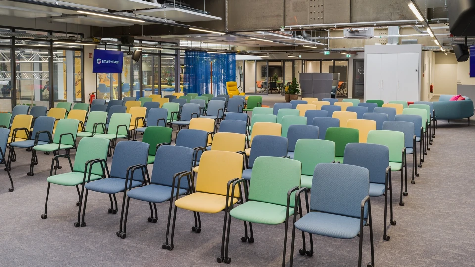 Stuhlreihen in verschiedenen Farben für Konferenzen im Smartvillage Köln Mülheim