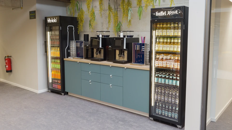 Kaffeestation im Smartvillage Köln-Mülheim mit Getränkekühlschränken und Vollautomaten