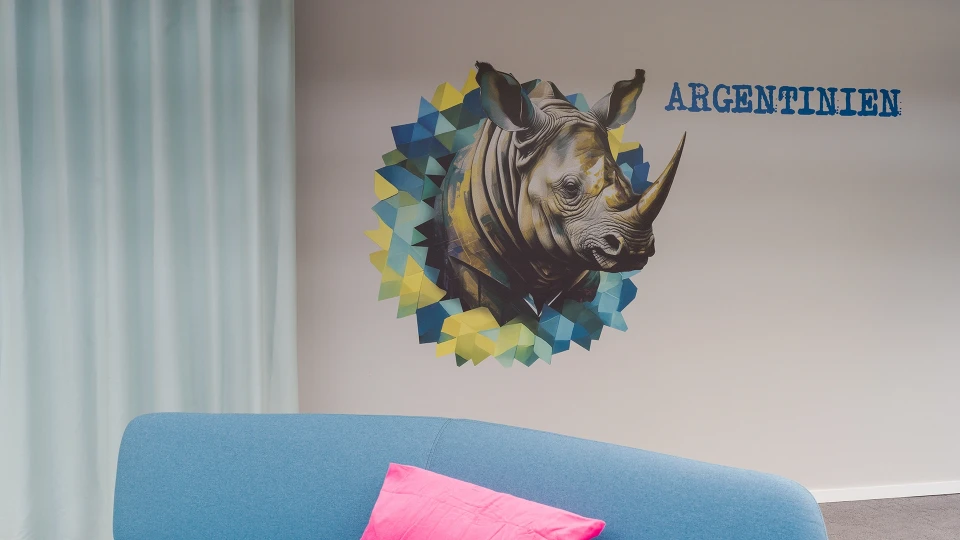 Detailansicht vom Nashorn-Wandbild mit Argentinien-Titel im Smartvillage Köln-Mülheim