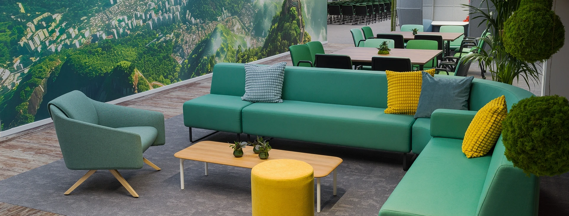 Gemütlicher Lounge- und Arbeitsbereich im Raum Brasilien mit grüner Einrichtung, Topfpflanzen und kreativer Möblierung