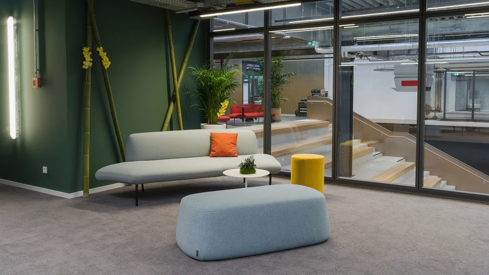 Konferenzbereich im Raum Brasilien mit Reihenbestuhlung, Industrie-Elementen und Smartvillage-Branding im Hintergrund