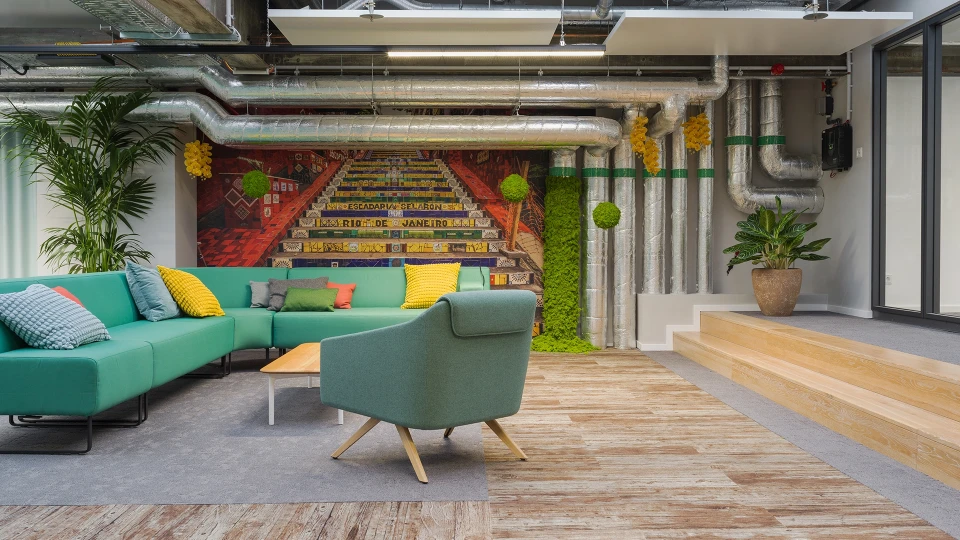 Besprechungsraum im Brasilien-Bereich des Smartvillage Köln-Mülheim mit grünem Pflanzendekor und Deckenbeleuchtung