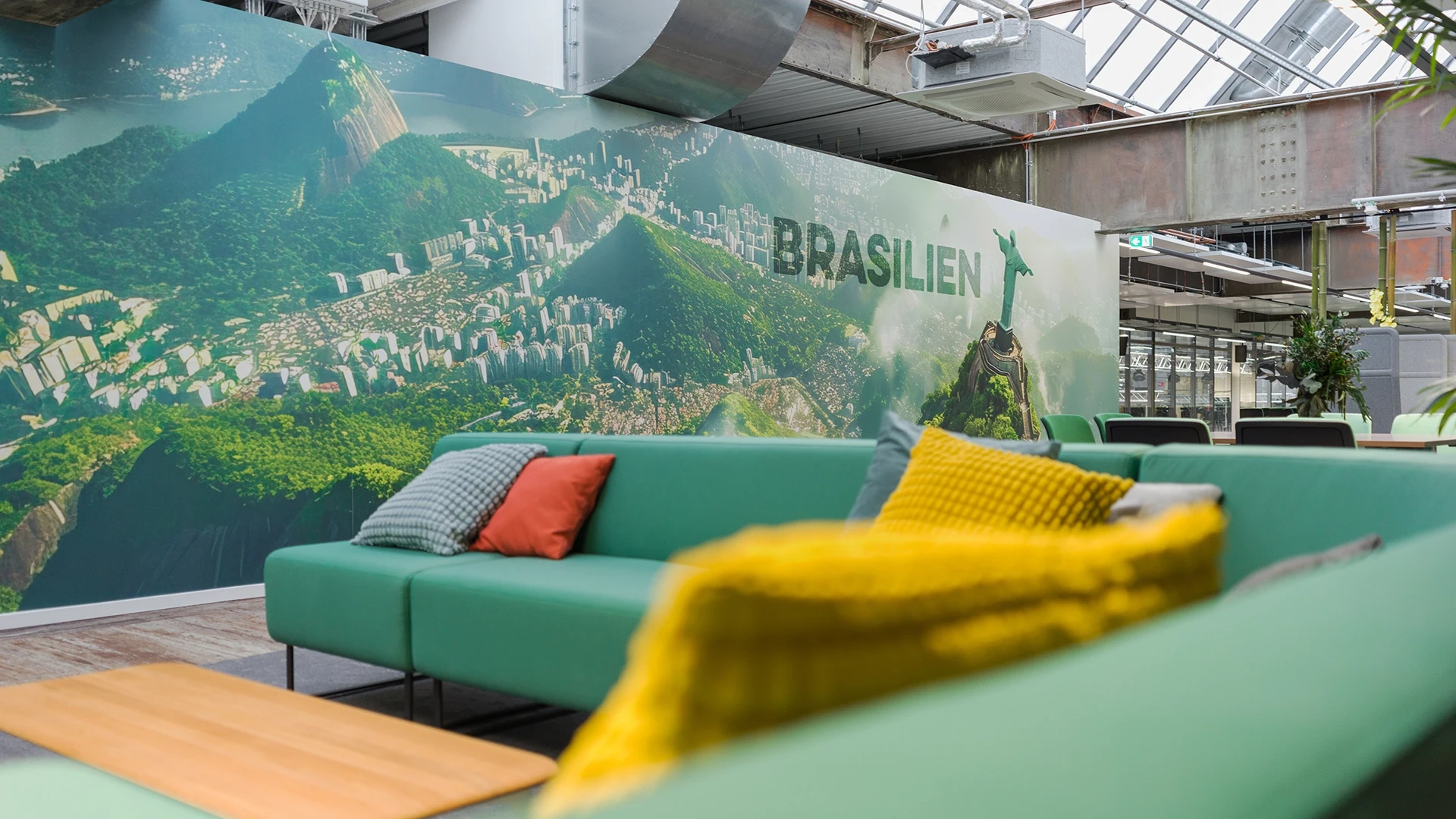 Detailaufnahme der Brasilien-Wand im Smartvillage Köln-Mülheim mit Christusstatue von Rio de Janeiro