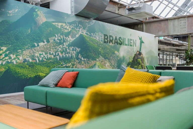 Detailaufnahme der Brasilien-Wand im Smartvillage Köln-Mülheim mit Christusstatue von Rio de Janeiro