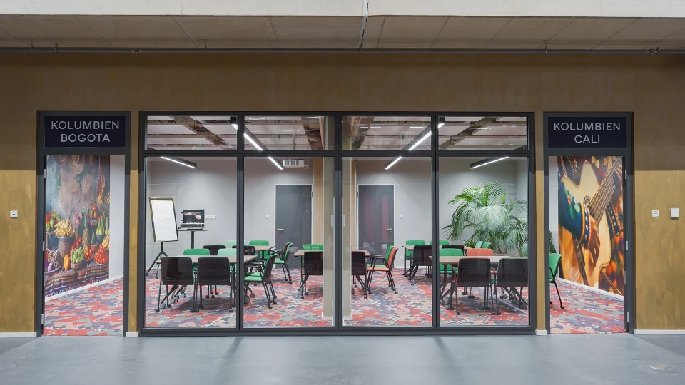 Seitliche Ansicht des Raumes Kolumbien Cali mit Wandbild einer Gitarre und Fensterfront, modern eingerichtet