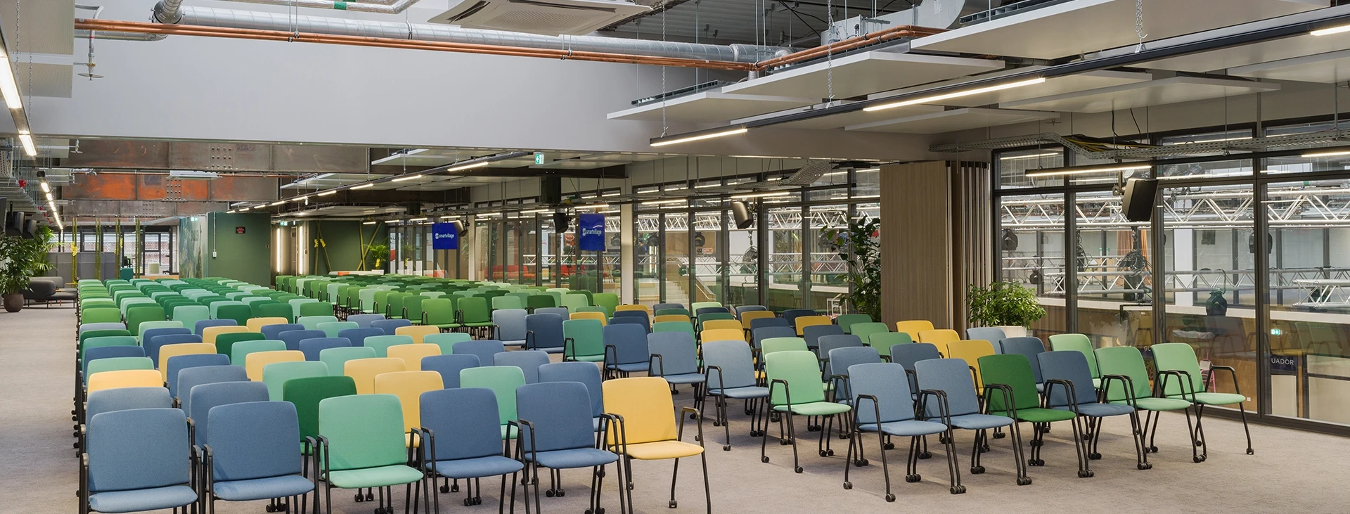 Moderner Meetingraum mit Tageslicht und grünen Stühlen im Smartvillage Köln-Mülheim