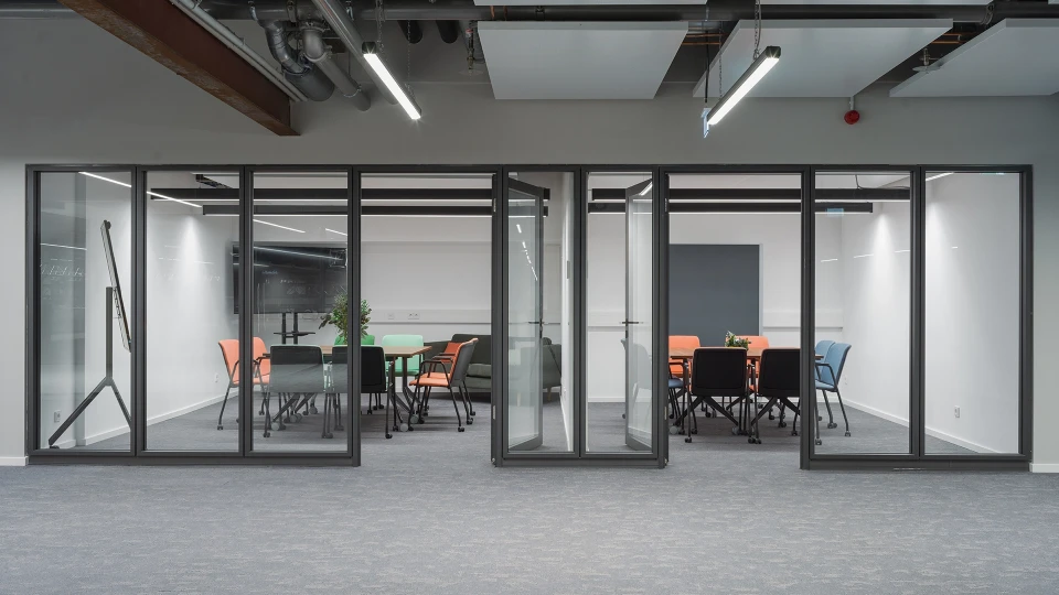 Gemütliche Breakout-Zone mit Designmöbeln, dekorativer Bepflanzung und markanter Wandmalerei