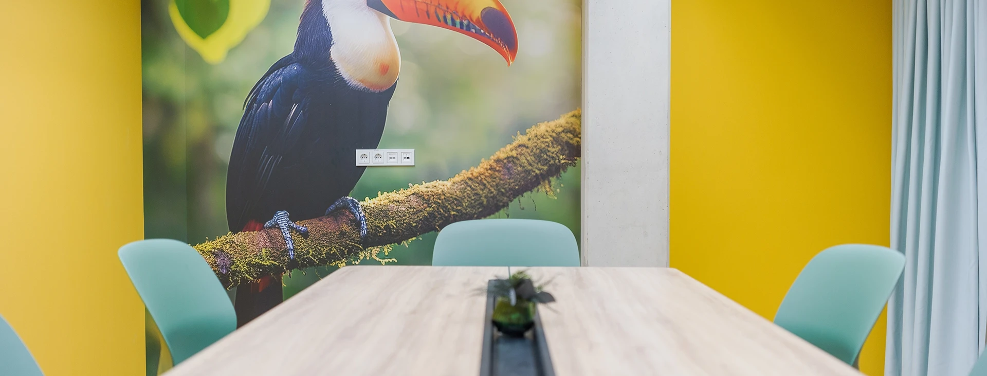 Raumblick durch die Fenster auf den Raum Uruguay mit modernem Tisch und Stühlen im smartvillage Köln-Mülheim.