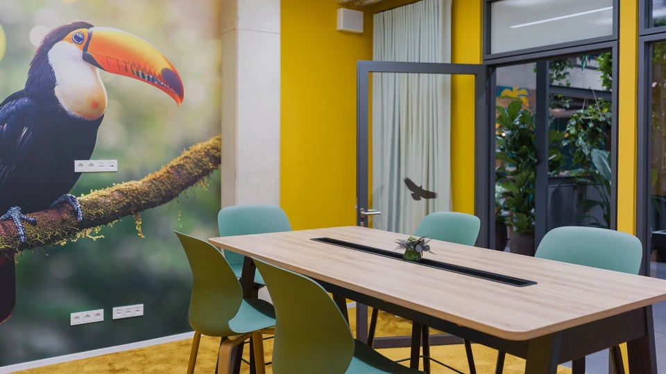 Blick von außen auf die Besprechungsräume Paraguay und Uruguay im smartvillage Köln-Mülheim mit gelber Wandgestaltung.