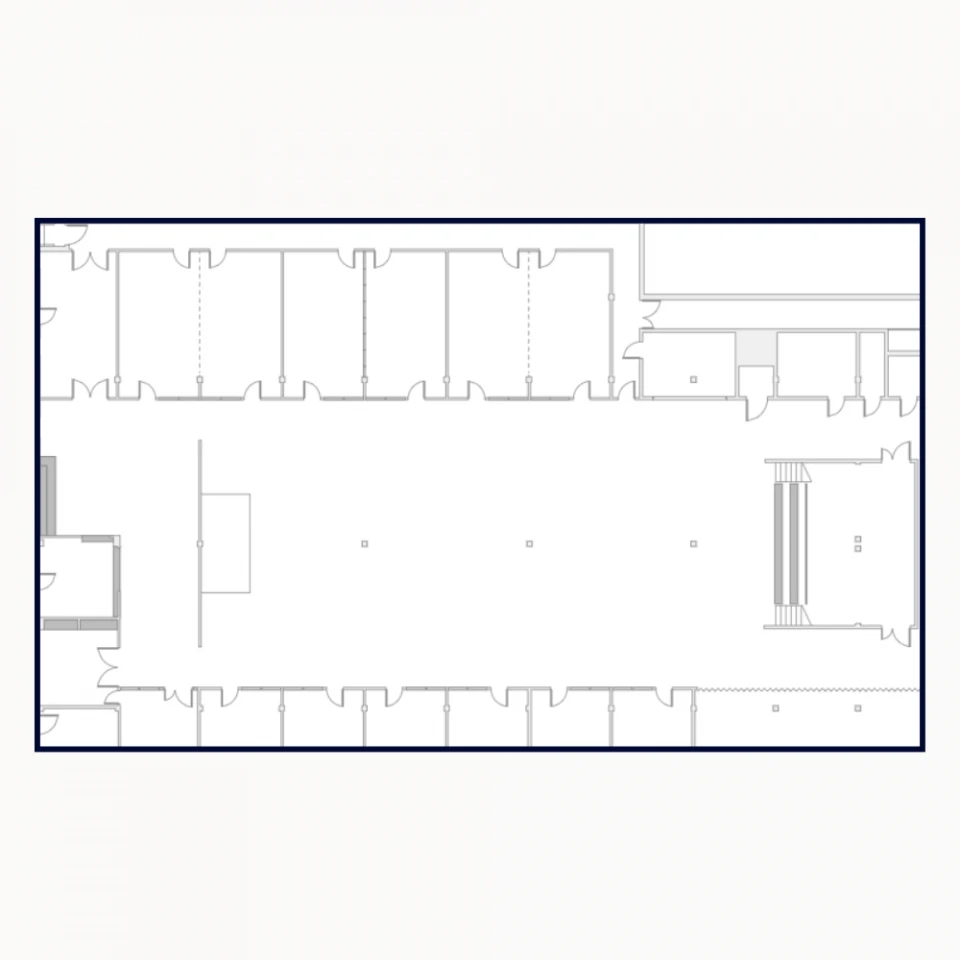 Architektonischer Grundriss eines Gebäudes, zeigt detaillierte Umrisszeichnung mit mehreren Räumen und strukturellen Elementen.