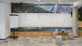 Modernes Büro mit Alpenpanorama an den Wänden, ausgestattet mit einem Flipchart, runden Sitzhockern und einem Blumenarrangement.