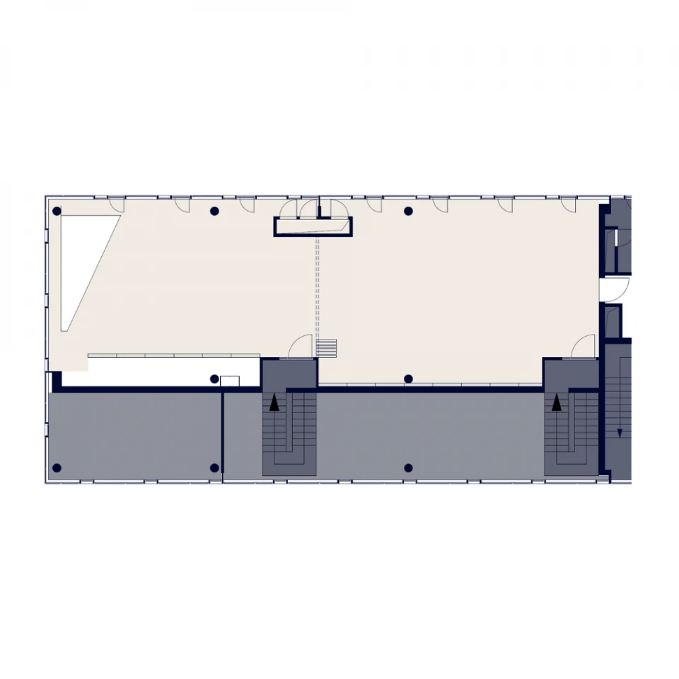 Architektonischer Grundriss eines langen, schmalen Gebäudes mit markierten Eingängen, Räumen und Mobiliar.