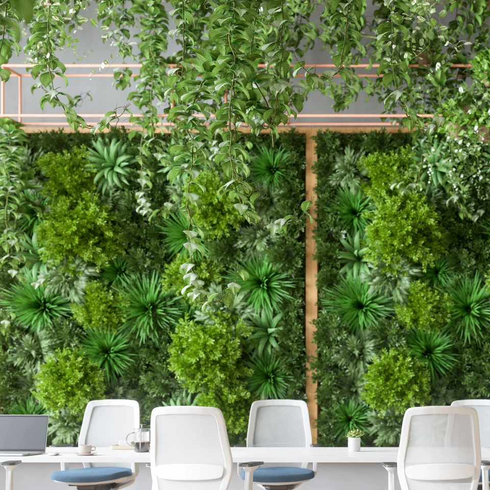 Modernes Büro mit grünen vertikalen Gärten an den Wänden, hängenden Pflanzen über den Arbeitsplätzen und weißen Bürostühlen um weiße Tische.