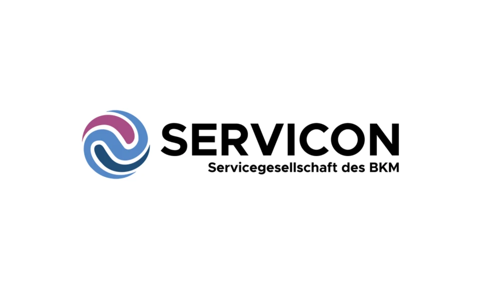 Logo der SERVICON Servicegesellschaft des BKM mit einem stilisierten blauen und rosa Wellen-Symbol neben dem Text 'SERVICON Servicegesellschaft des BKM'.