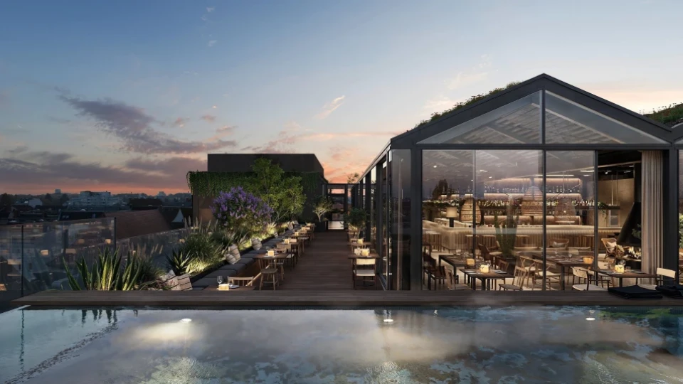 Dachterrasse bei Sonnenuntergang mit einem gläsernen Pavillon, Essbereichen und einem reflektierenden Pool